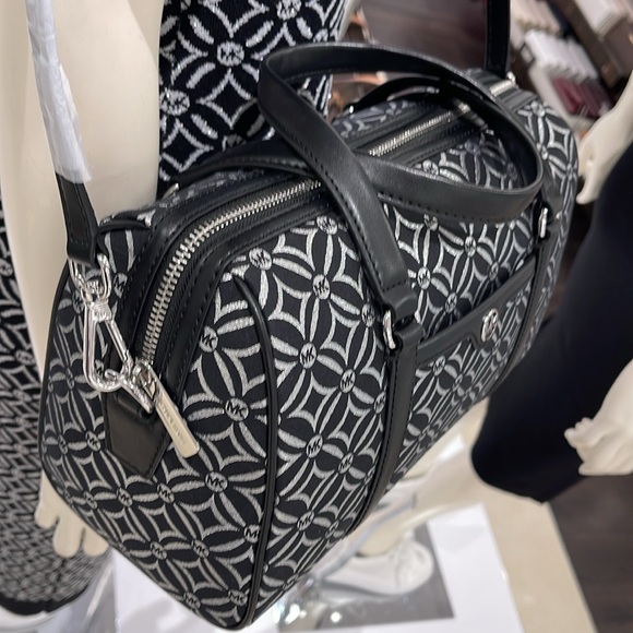 MICHAEL KORS JST TRAVEL MEDIUM DUFFLE SATCHEL SHOULDER CROSSBODY BAG MK BLACK - Picture 6 of 16